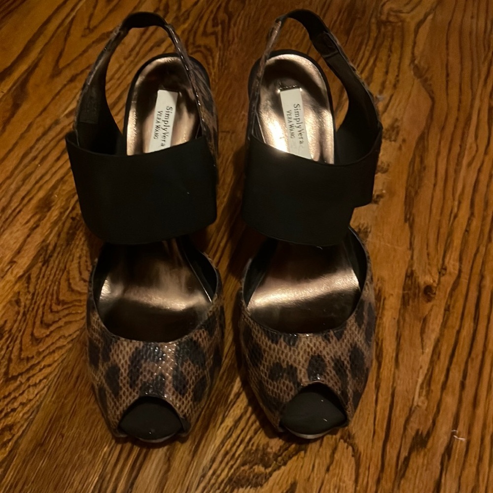 Leopard print strappy pumps